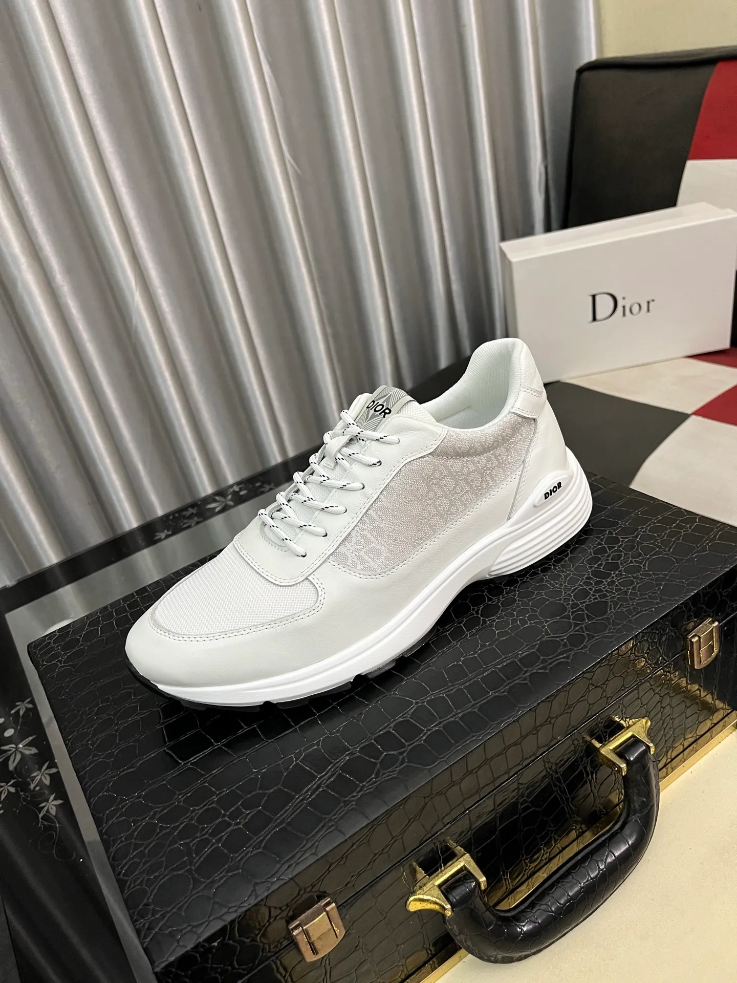 Men's shoes 💰440⌚️⌚️[Dior] The toe is designed to be a bit wider, and the upper foot comfort is perfect. The threads are beautiful, and it fits the pants perfectly. Decorated with various classic details, it is an ideal choice for daily styling. It can be matched with various casual items to create exquisite looks. Fabric: First-layer cowhide/lining sheepskin TPU original outsole Size: 38-444️⃣Colors available